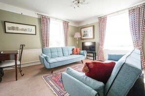 House, Multiple Beds, Kitchen, Garden View | Living area - Colthrop Manor with Gardens (Thatcham)