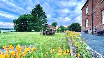 House, Multiple Beds, Kitchen, Garden View | Outdoor dining
