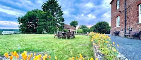 Hus - flera sängar - kök - utsikt mot trädgården | Restaurang utomhus