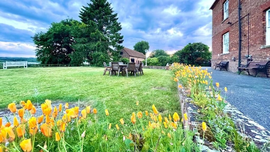 Colthrop Manor with Gardens