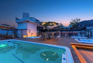 Una piscina al aire libre, sombrillas