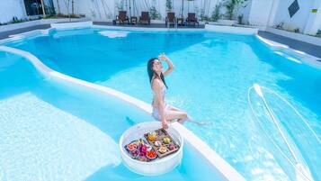 Una piscina al aire libre, sombrillas