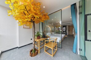 Classic Üç Kişilik Oda, Balkon, Nehir Manzaralı | Minibar, masa, güneşlik/perde, ses yalıtımı 