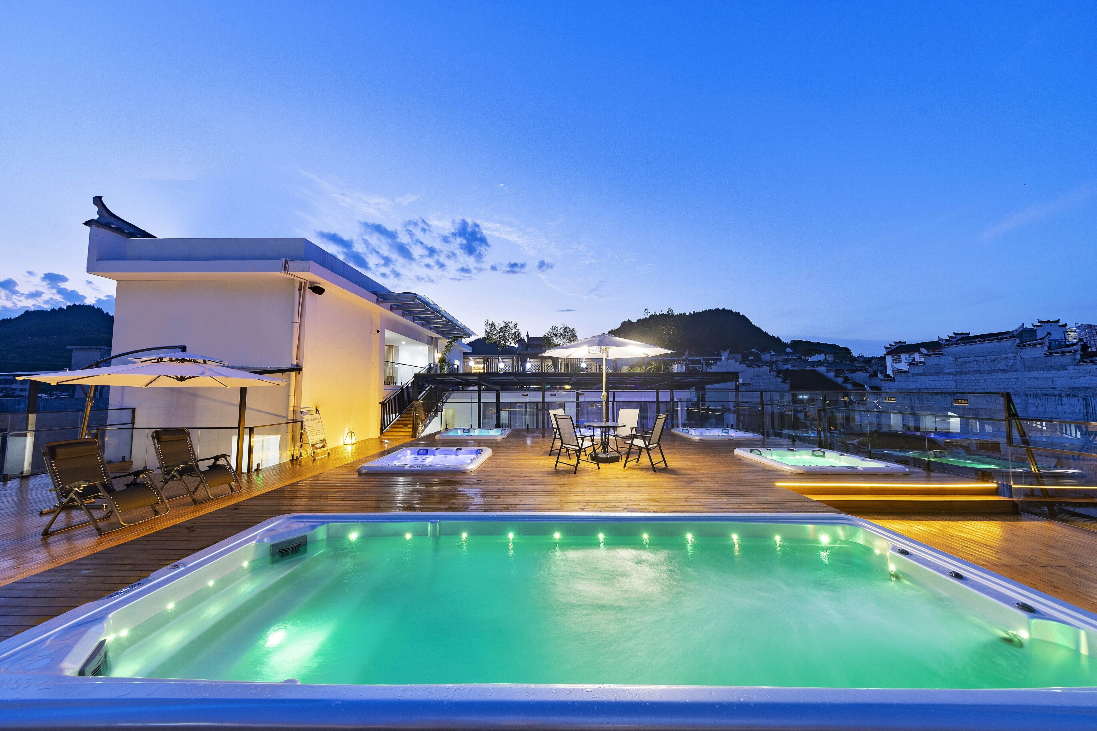 Piscina externa, funciona das 14h às 22h, guarda-sóis