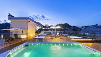 Piscina externa, funciona das 14h às 22h, guarda-sóis