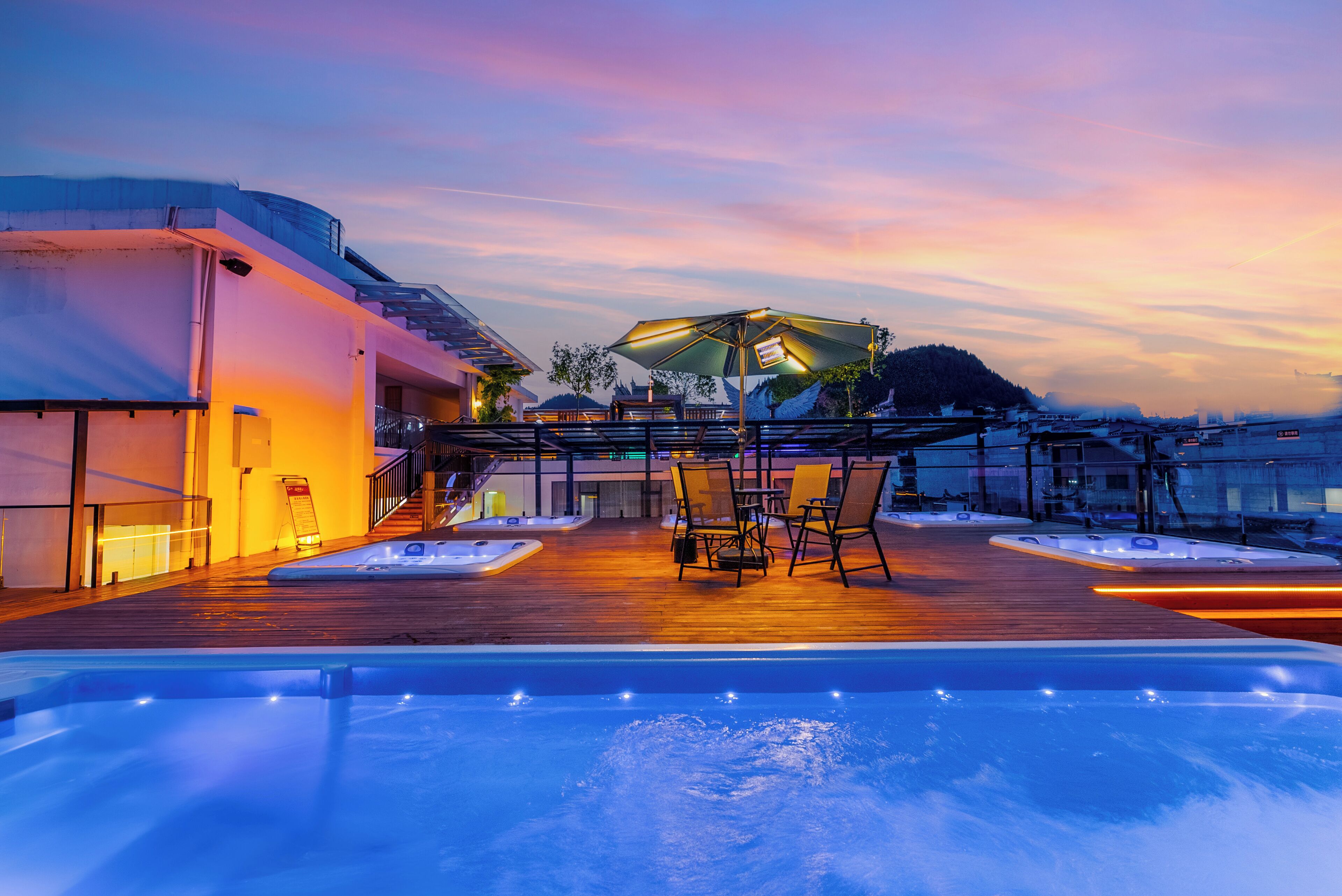 Piscina externa, funciona das 14h às 22h, guarda-sóis
