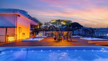 Piscina externa, funciona das 14h às 22h, guarda-sóis