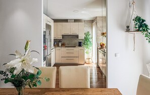 Kühlschrank, Mikrowelle, Herdplatte, Geschirrspüler