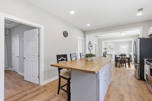 Fridge, microwave, oven, stovetop - New Listing! The Landing Pad - 8 minutes to ATL Airport! (Atlanta)