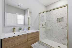 Shower, towels - New Listing! The Landing Pad - 8 minutes to ATL Airport! (Atlanta)