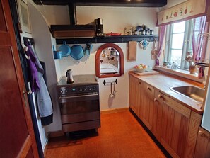 Refrigerador, horno, placa de cocina, tetera/pava eléctrica