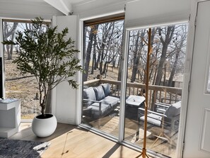 Smart TV, fireplace - Eleven's Perch: Tree Top-Lake-Pools-Pickle Ball-Golf nearby (Lake Ozark)