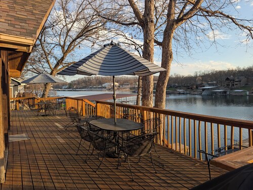 Family R&R Lodge in Buck Creek Cove, sleeps 12.