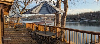 Family R&R Lodge in Buck Creek Cove, sleeps 12.