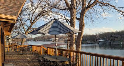 Family R&R Lodge in Buck Creek Cove, sleeps 12.