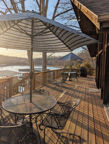 Peaceful 4-bedroom lodge in Buck Creek Cove, sleeps 12.