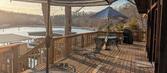 Peaceful 4-bedroom lodge in Buck Creek Cove, sleeps 12.