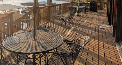 Peaceful 4-bedroom lodge in Buck Creek Cove, sleeps 12.