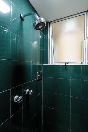 Hair dryer, towels, soap, toilet paper - Excellent and spacious 2-bedroom apartment in the best location in Ipanema! (Rio de Janeiro)