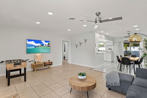 Swaying Palms Unit 2: Two Bedroom Retreat Near Beach, Heated Pool, Free Parking
