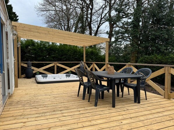 Outdoor dining - Mobile home with access ramp - 4 guests (Grayan-et-l'Hôpital)