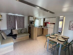 Living area - Spacious mobile home with terrace - 4 guests (Grayan-et-l'Hôpital)