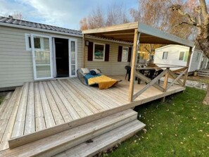Outdoor dining - Spacious mobile home with terrace - 4 guests (Grayan-et-l'Hôpital)