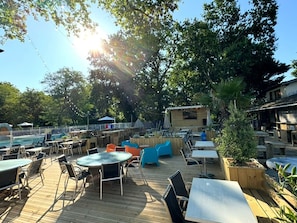 Outdoor dining - Spacious mobile home with terrace - 4 guests (Grayan-et-l'Hôpital)