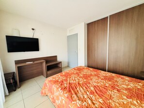 A bedroom with a bed, a TV mounted on the wall, a desk, and a wardrobe. - Air-conditioned apartment near the beach - 4 guests (Argelès-sur-Mer)