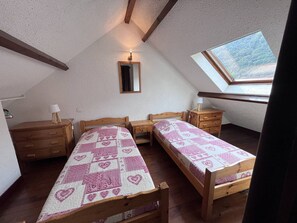 Room - Duplex in Cauterets: terrace, barbecue, 2 br (Cauterets)