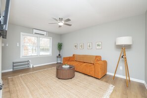 Living area - Earth & Ember -Cottage House Retreat! (Richmond)