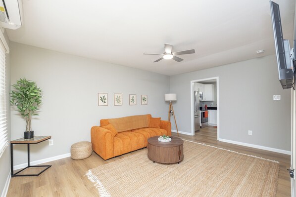 Living area - Earth & Ember -Cottage House Retreat! (Richmond)