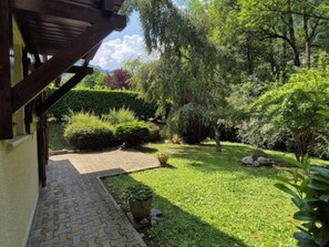 Property grounds - Chalet Fanlou in Cauterets with garden and private parking (Cauterets)