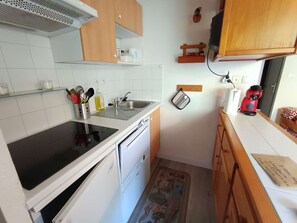 Microwave, stovetop, coffee/tea maker - Charming apartment with terrace - 4 guests (Vignec)