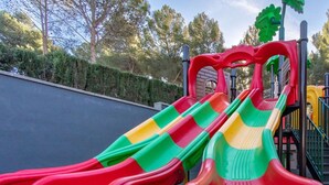 Un parque infantil con toboganes y estructuras para escalar.