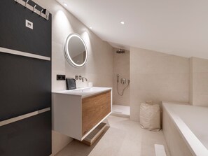 Bathroom - Spacious 158 m² duplex, 5 bedrooms, near center, parking (Val-d'Isère)