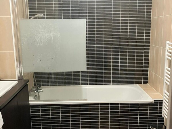 Bathroom - Spacious 2BR with AC and Terrace in Sète (Sète)