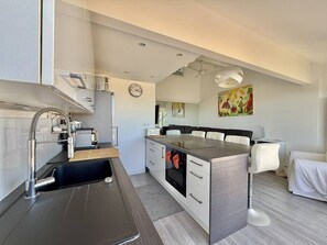 Frigorifero, microonde, forno, pentole/stoviglie/utensili