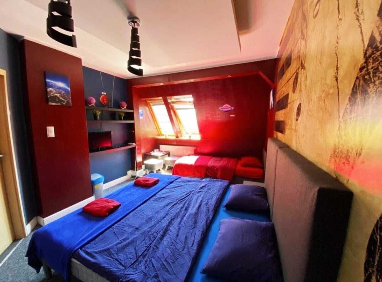 Una habitación con cama, escritorio y ventana.