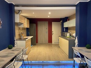 Fridge, microwave, cookware/dishes/utensils, kitchen islands