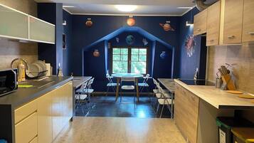 Fridge, microwave, cookware/dishes/utensils, kitchen islands