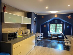 Refrigerador, microondas, utensilios de cocina y isla de cocina 