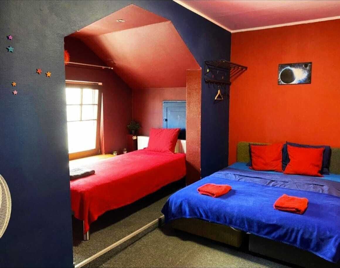 Kolmen hengen comfort-huone, useita sänkyjä