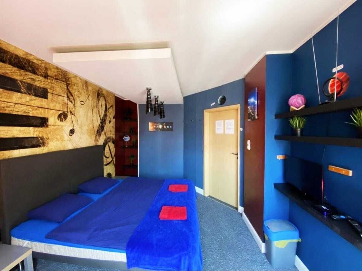 Kolmen hengen comfort-huone, useita sänkyjä | Oleskelualue