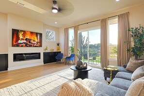 Living area - Lake on Winnetka Dream Home - Trinity Grove & Downtown Dallas (Dallas)