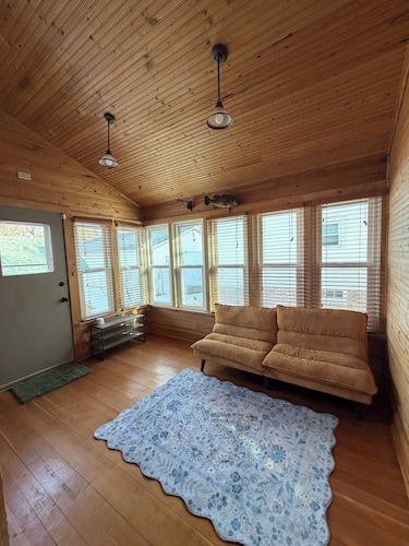 4-bedroom house in Redgranite with cool AC for relaxing stay