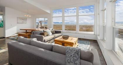 Lakefront Retreat; An Unmatched Private Escape With Acres of Seclusion!