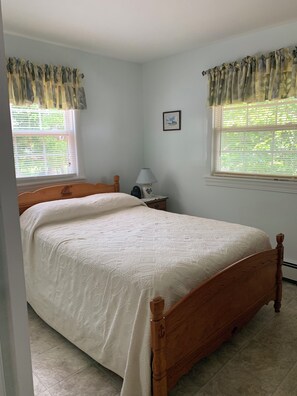2 bedrooms, iron/ironing board, WiFi - Enchanting 2-bedroom apartment in the heart of Biddeford Pool at Hills Beach. (Biddeford)