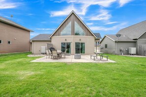 Outdoor dining - Bridges Bay Cabin 3 BR 2 Bath (Arnolds Park)