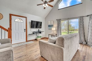 TV - Bridges Bay Cabin 3 BR 2 Bath (Arnolds Park)
